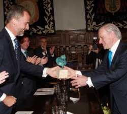 Don Felipe entrega el Premio Camino Real al doctor Valentín Fuster